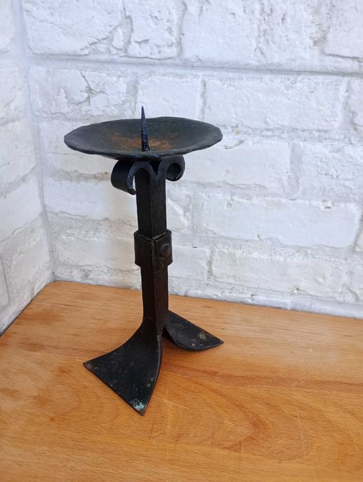 Стар свещник от ковано желязо