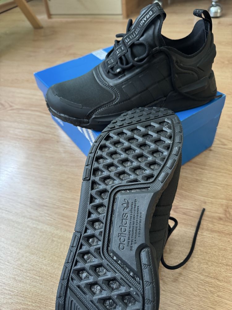 Чисто нови маратонки adidas nmd v3 black
