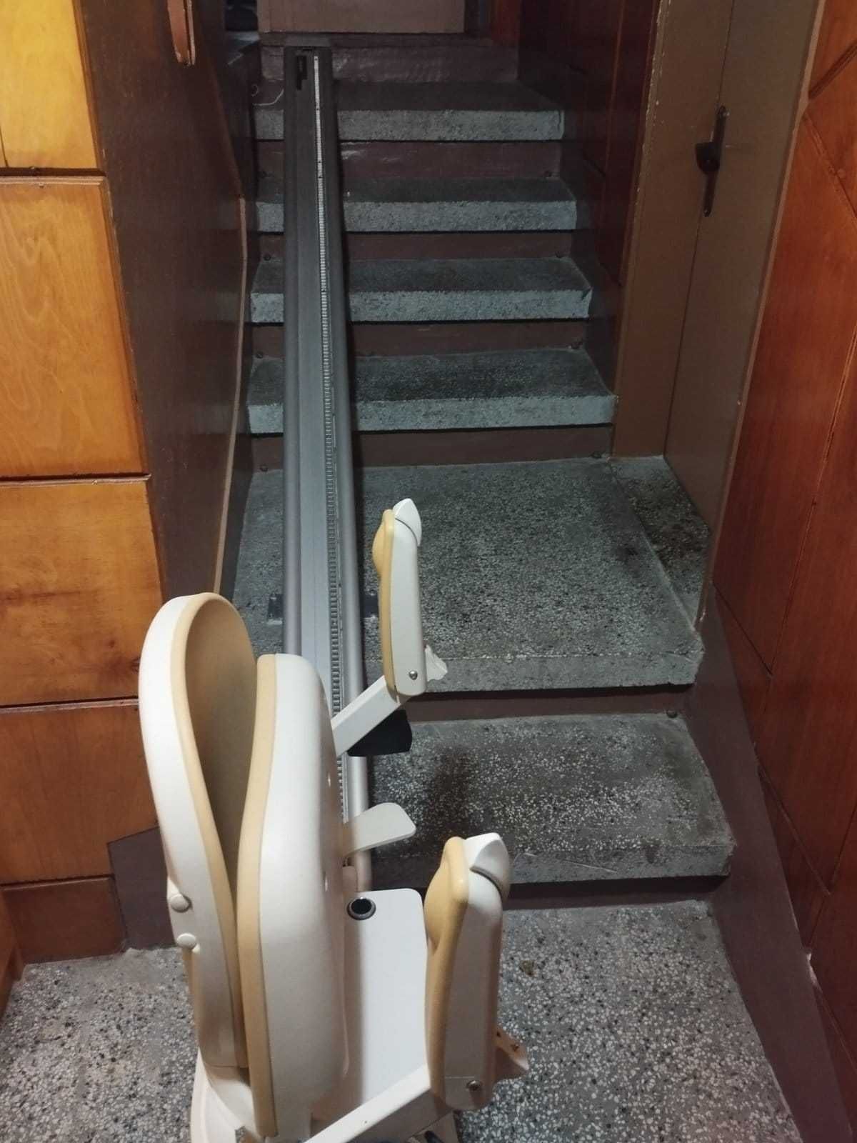 Столче за изкачване на стълби за трудноподвижни хора монтаж на закрито
