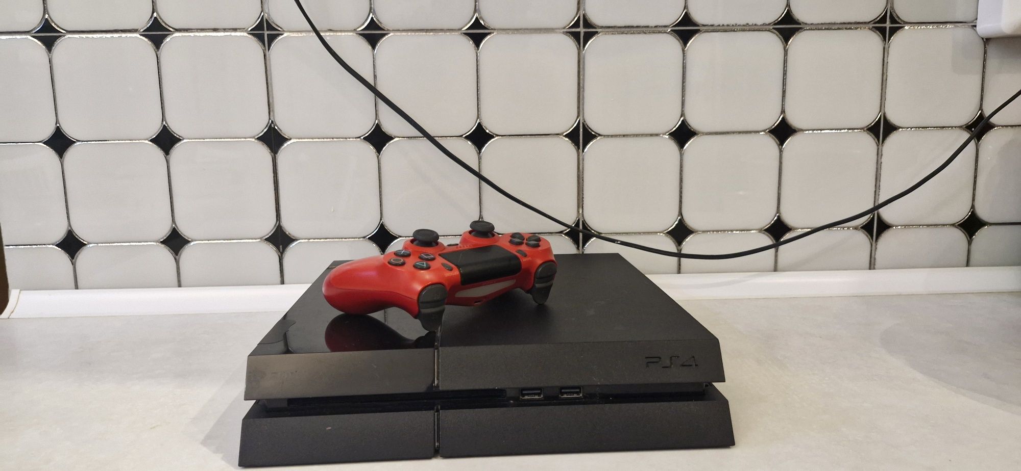 PlayStation4 с красным Джостиком