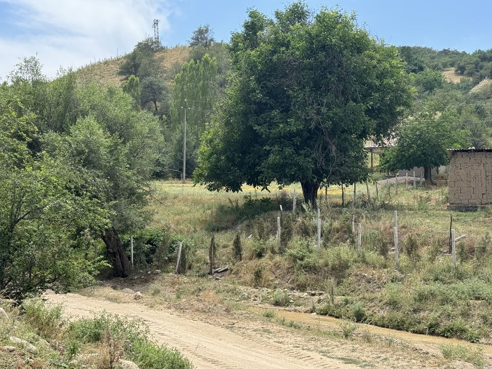 Dacha qurish 8 sotok yer sotiladi kadastrlari bor 2 xonasi bor