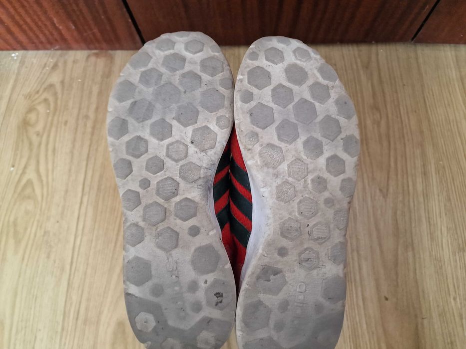 Оригинални червени маратонки Adidas
