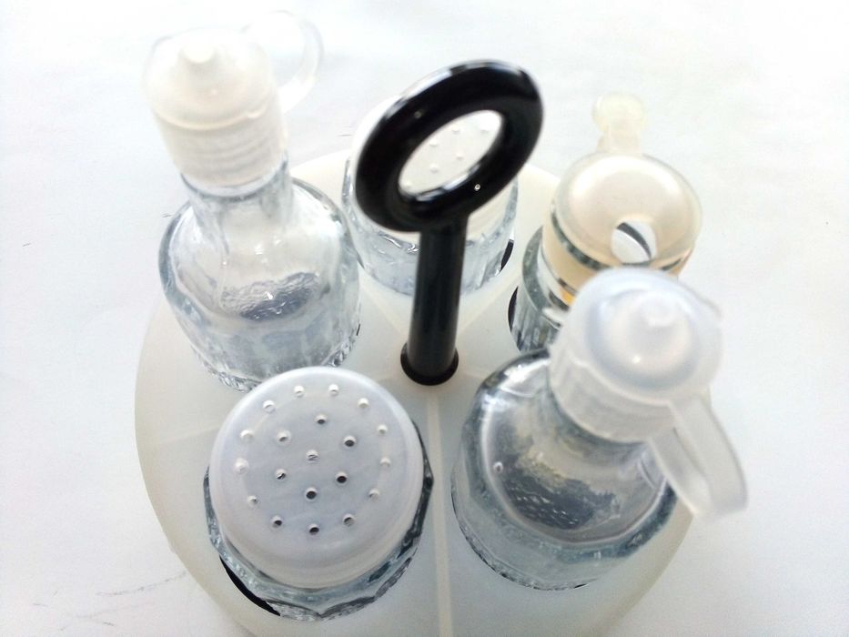 Два стари комплекта за подправки