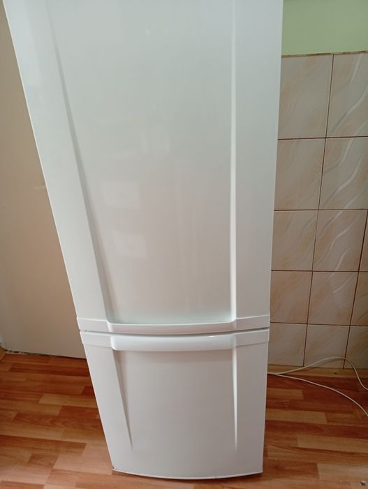 Vând frigider electrolux