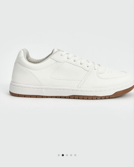 Бели и черни мъжки обувки