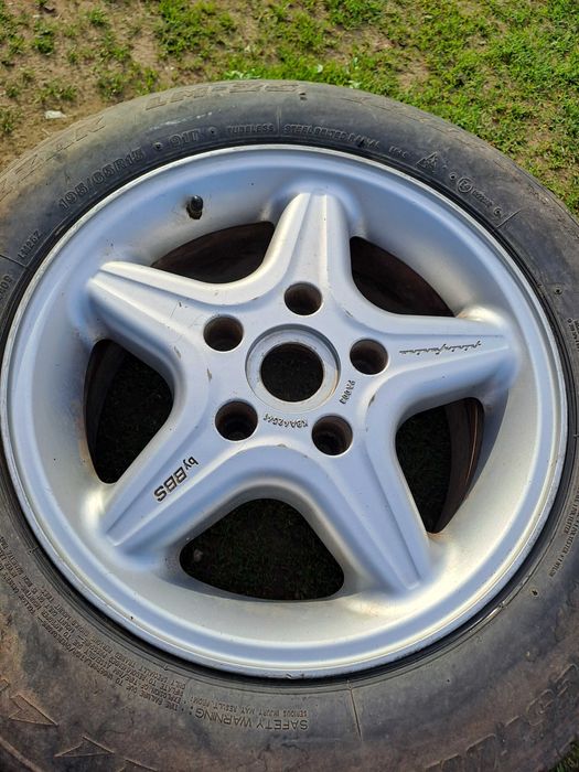 Джантите са били на бмв318.гумите не стават.