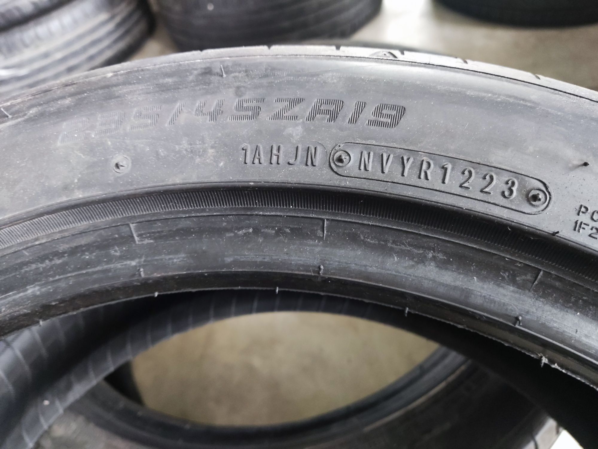 235/45/19 Falken