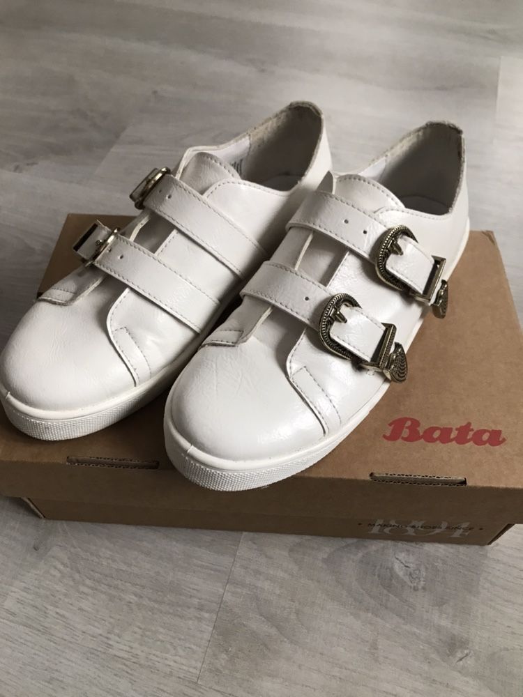 Обувки Bata