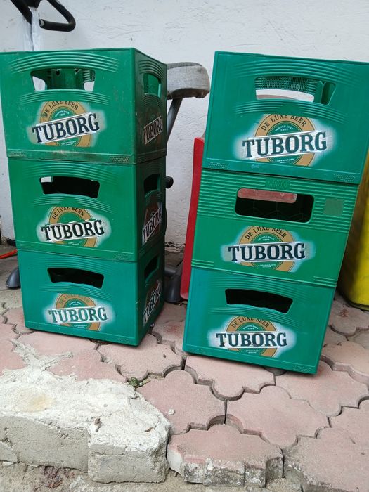 Vând lăzi de bere Tuborg