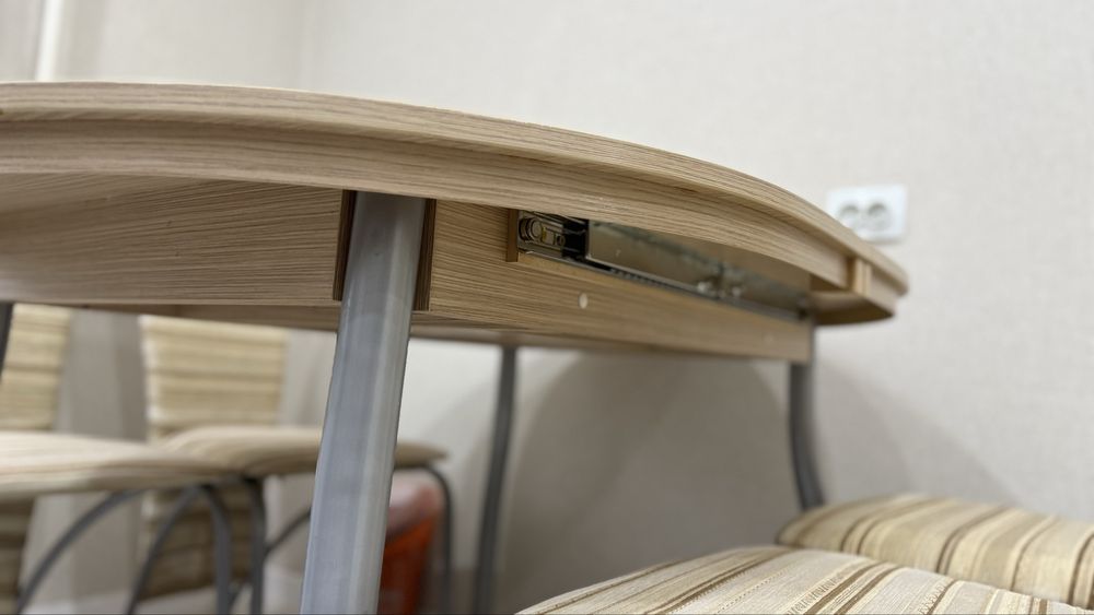 Стол со стульями