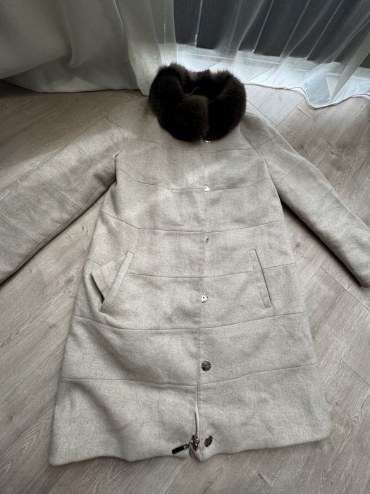 Пальто светло-бежевого цвета с натуральным мехом норки