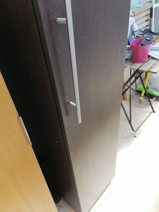 Шкаф с вертикално разделение за съхранение, с вратичка