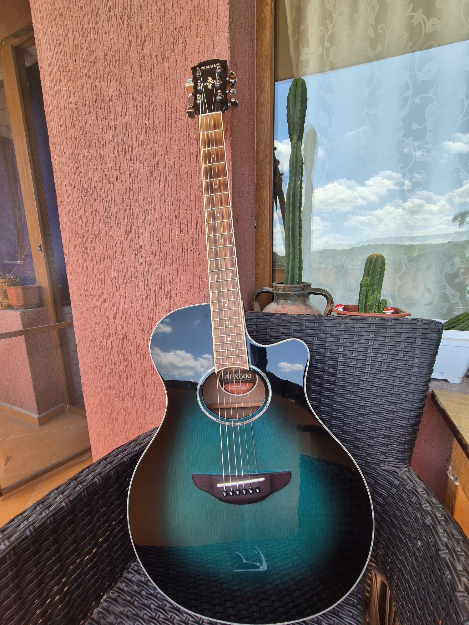 Eлектро-акустична китара Yamaha APX600