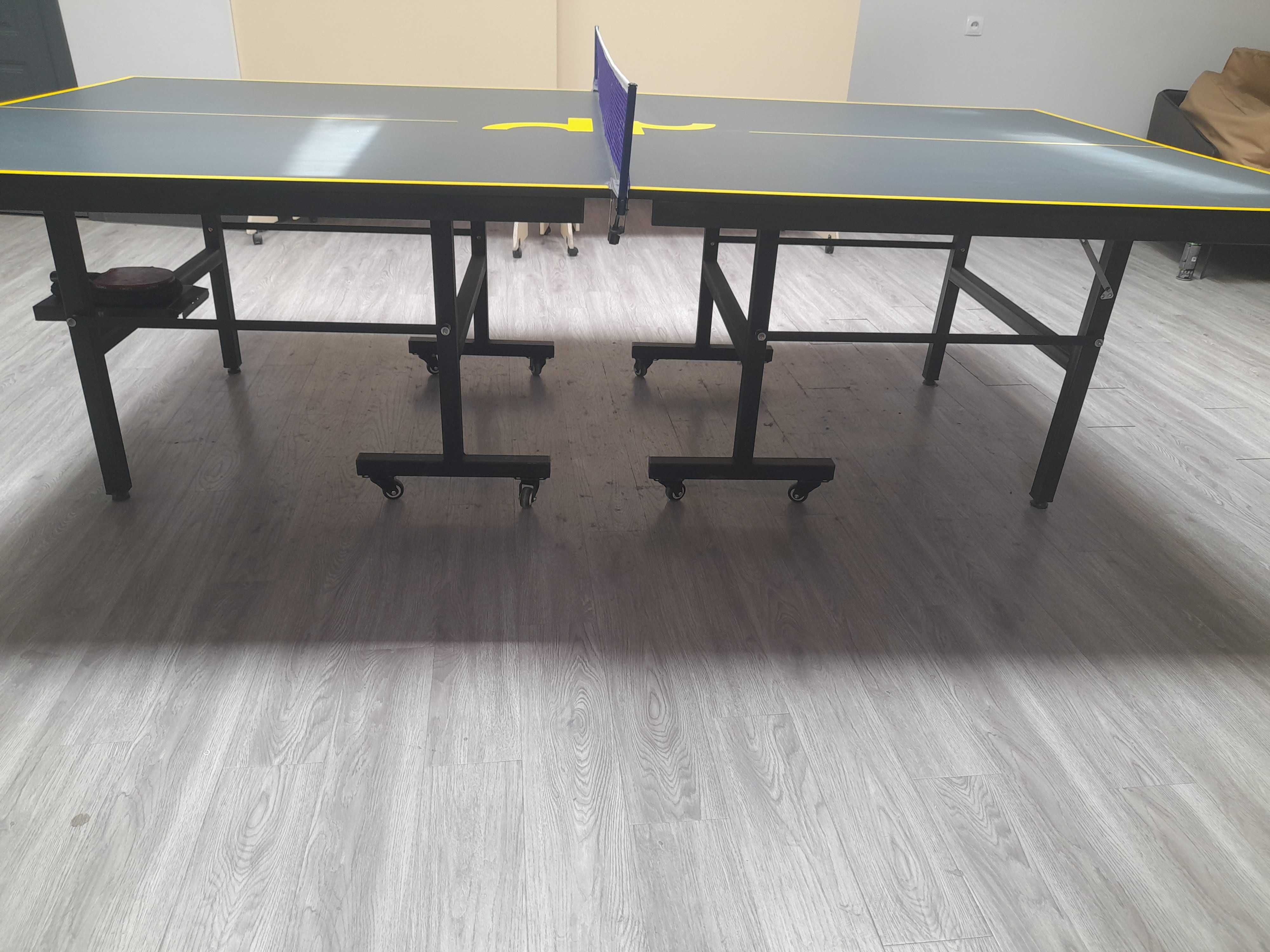 Tennis stoli, setka va 2 ta Loki 3 star raketkasi bilan birga