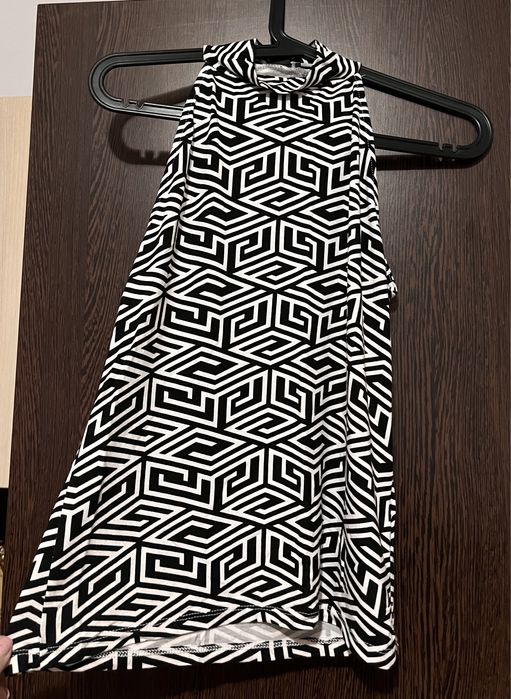 Top cu guler, alb-negru