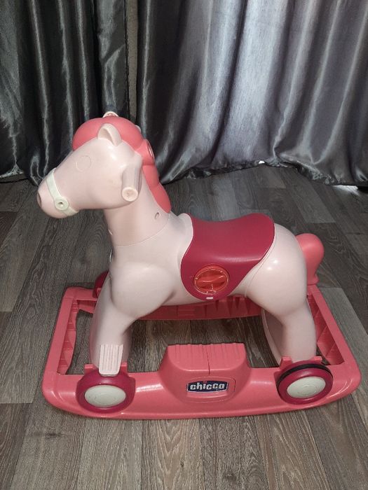 Продам лошадку,качалка можно кататься,на колёсиках.Почти новая игрушка