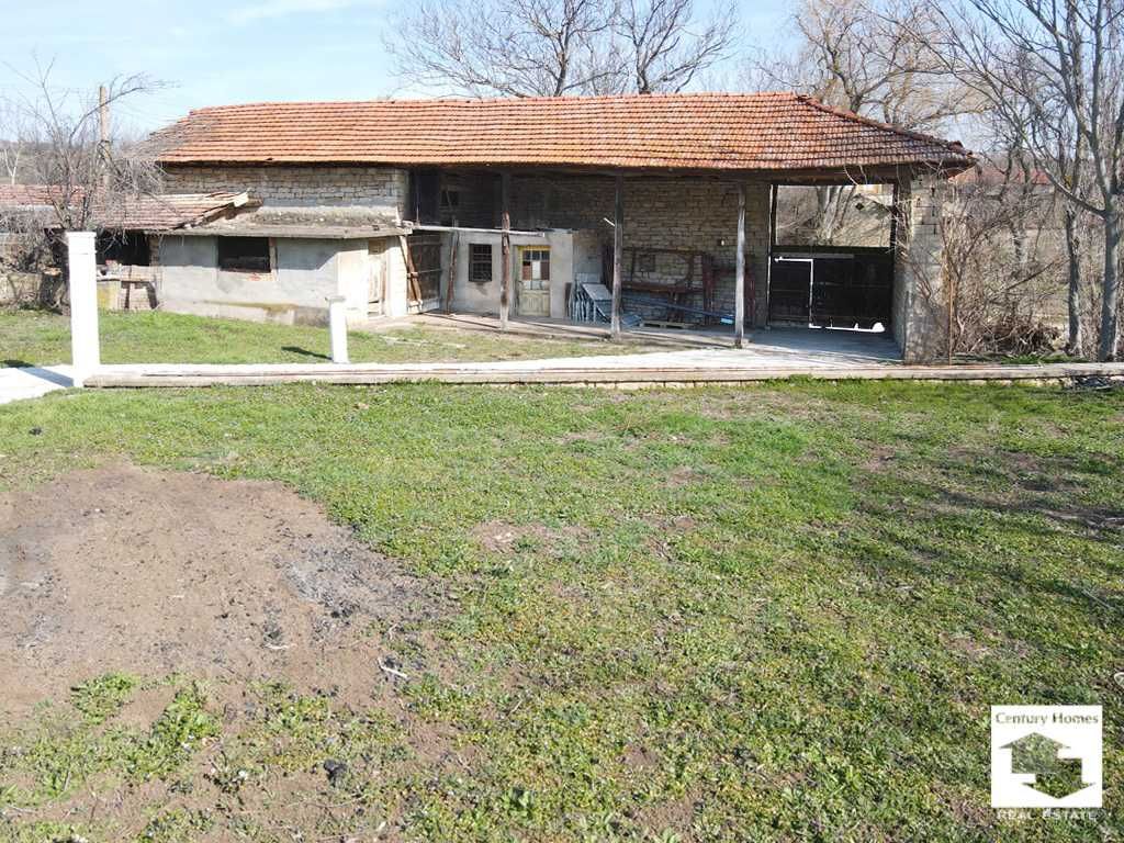 145290 Къща с равен двор и кладенец, в с. Полски Сеновец