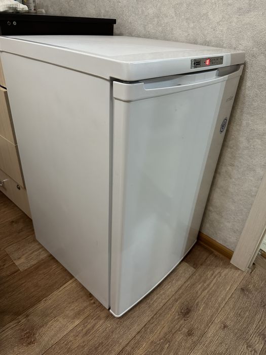 Продам почти новую морозилку работает без шумно