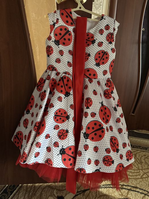 Платье нарядное.