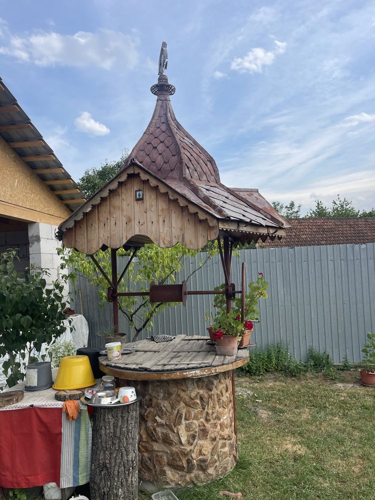 Kit fantana  tub placat cu piatra rustica, acoperis traditional tabla