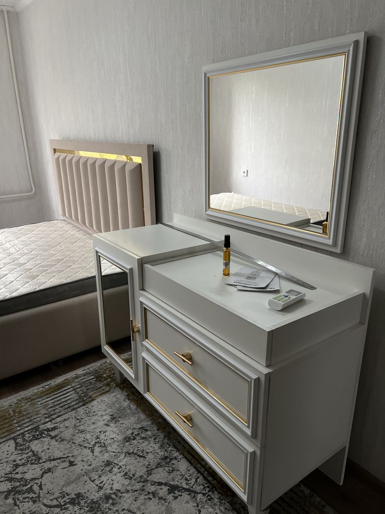 Двухспальная кровать и туалетный столик с зеркалом