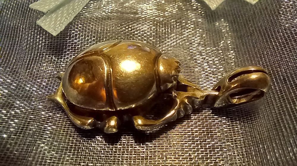 Сребърен мадальон скарабей