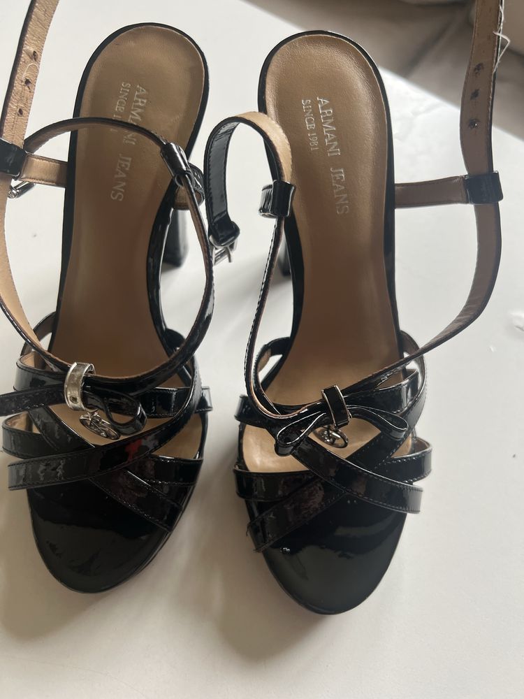 Обувки на високи токчета Guess, Armani и Motivi