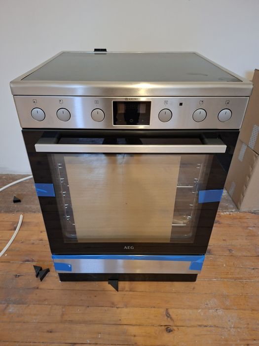 Готварска печка с керамичен плот AEG CCB6446ABM