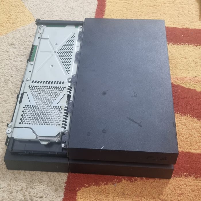 Consola ps4 pentru piese