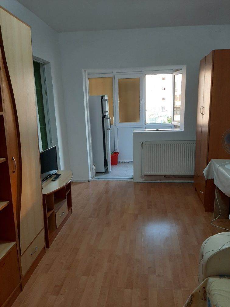 Garsoniera De închiriat, zona casa cărți