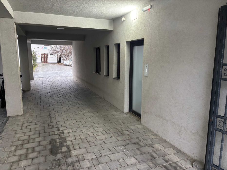 Închiriez spațiu poziție centrală