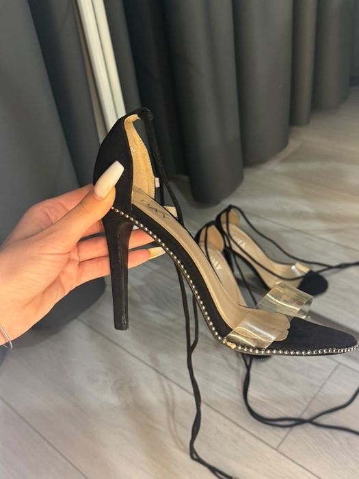 Черни сандали на ток