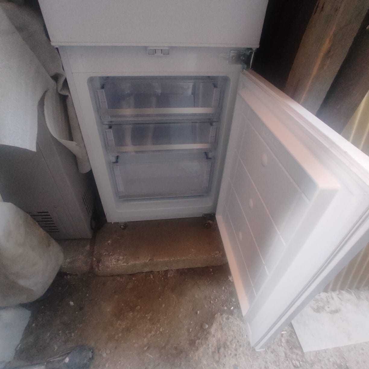 Продам встраиваемый холодильник.