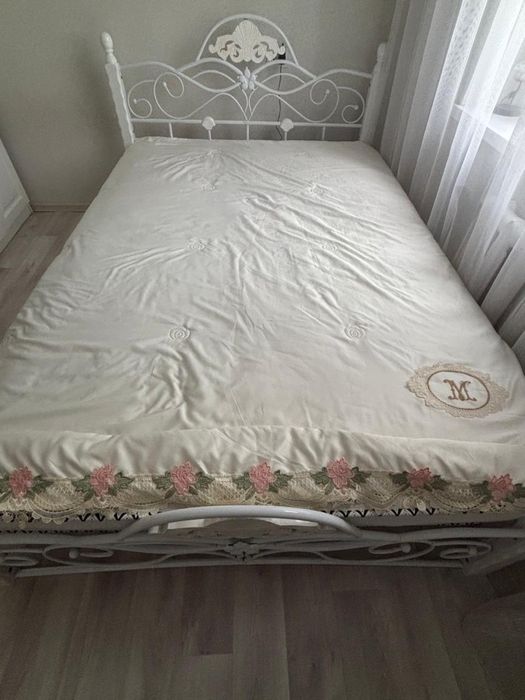 Кровать с матрасом