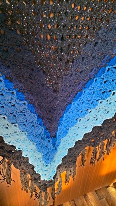 Продам шаль новая большая.