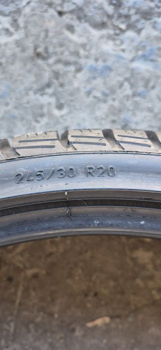 2 anvelope iarna Pirelli 245/30/20.Pretul este pe bucata.