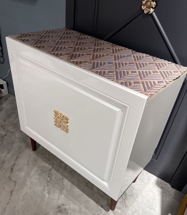 Продам белые тумбочки с декором, дешево