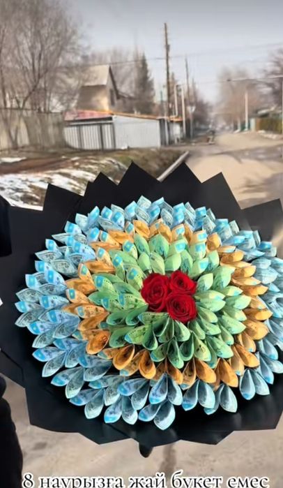 Букеты денежные и атластнве розы