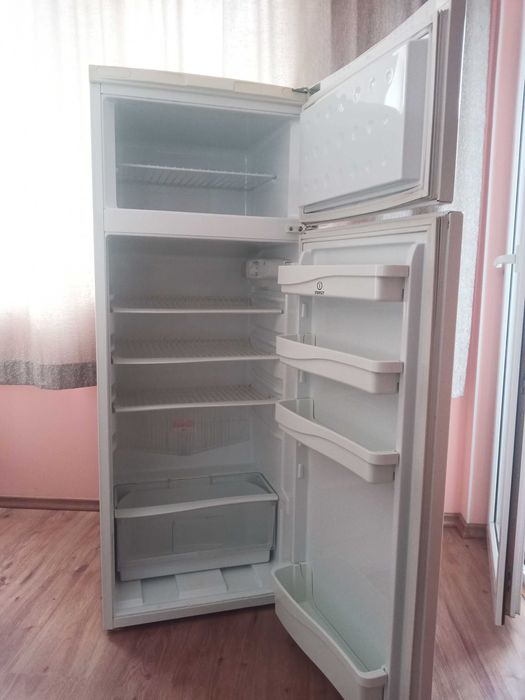 Хладилник с горен фризер.