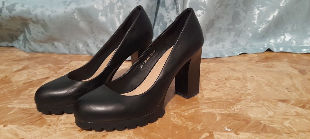 Туфли черные на высоком каблуке