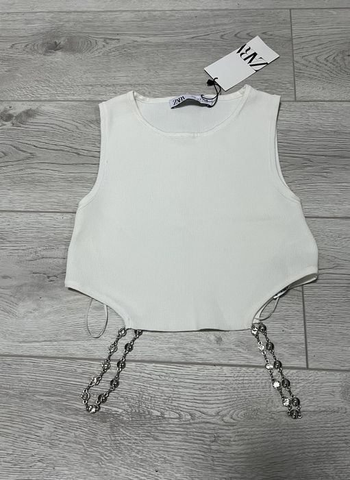 Топ на Зара едната с етикет