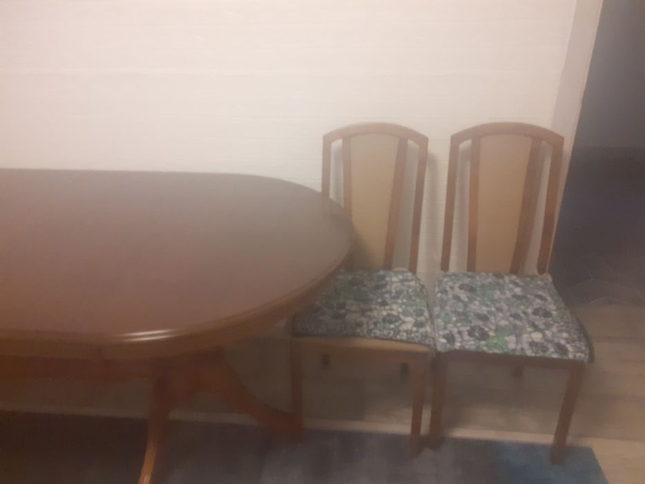 Продам шикарный  стол со стульями и компьютерный стол