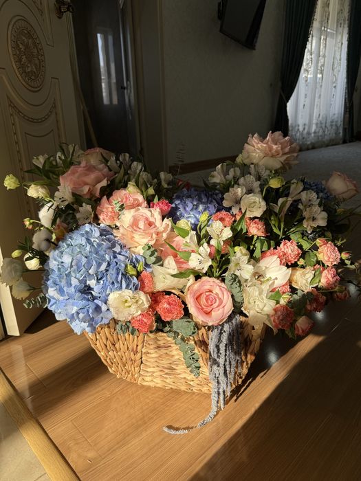 продам свежий букет цветов в корзине