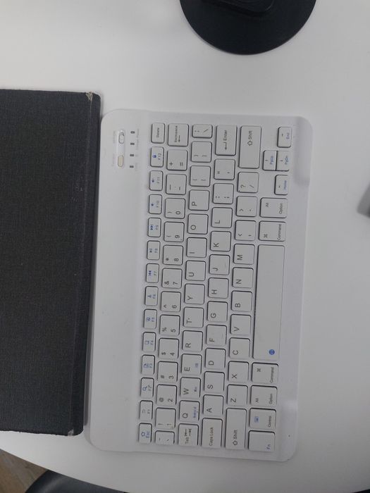 Tableta cu pen și tastatura schimb cu trotienta electrica
