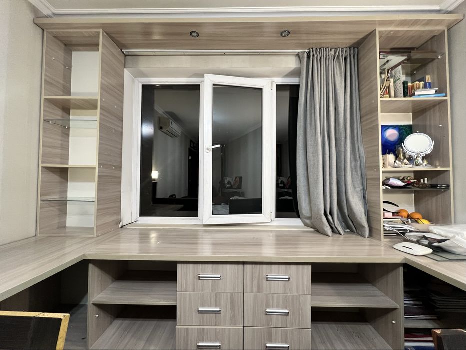 Продам мебельный комплект: стол, тумбы, полки + подсветка и шторы