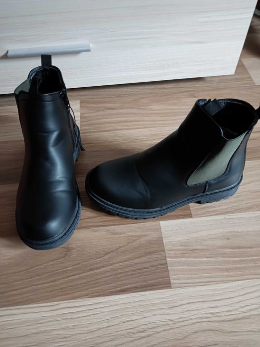 Детски боти н. 35, цена 60 лв.