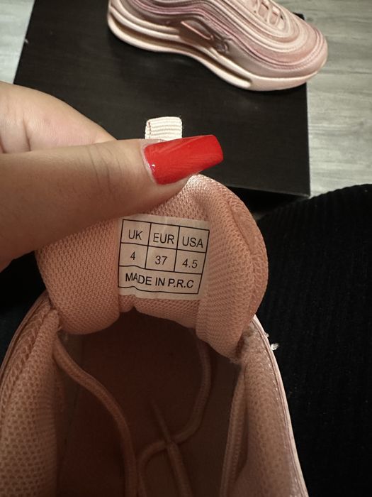 Tenesi adidas noi fara eticheta