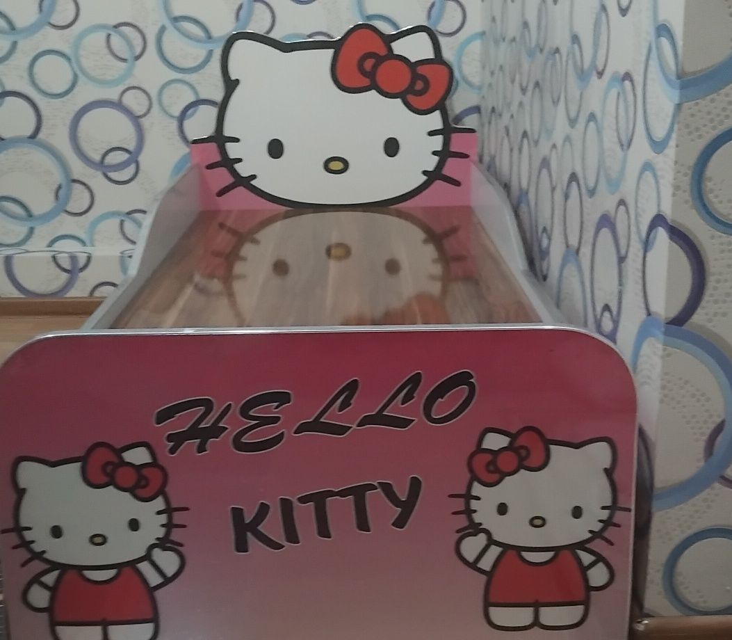Шкаф и кровать с логотипом Hello Kitty