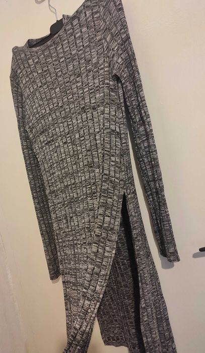 Bluzã lunga , cu crapaturi laterale , skinny fit , XS