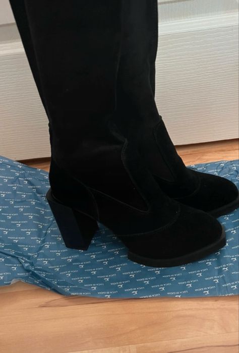 Cizme noi,  lungi, marimea  37 din piele intoarsa